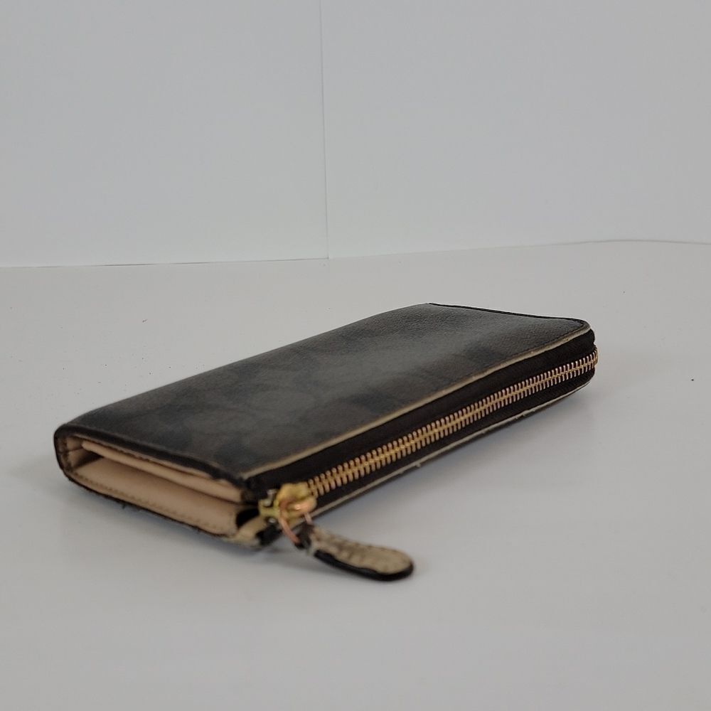 CoachPeyton Signature Slim Zip Around F50174. - Picture 9 of 9